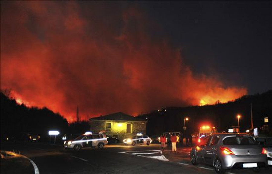El incendio de Huesca sigue sin control tras quemar entre 400 y 500 hectáreas