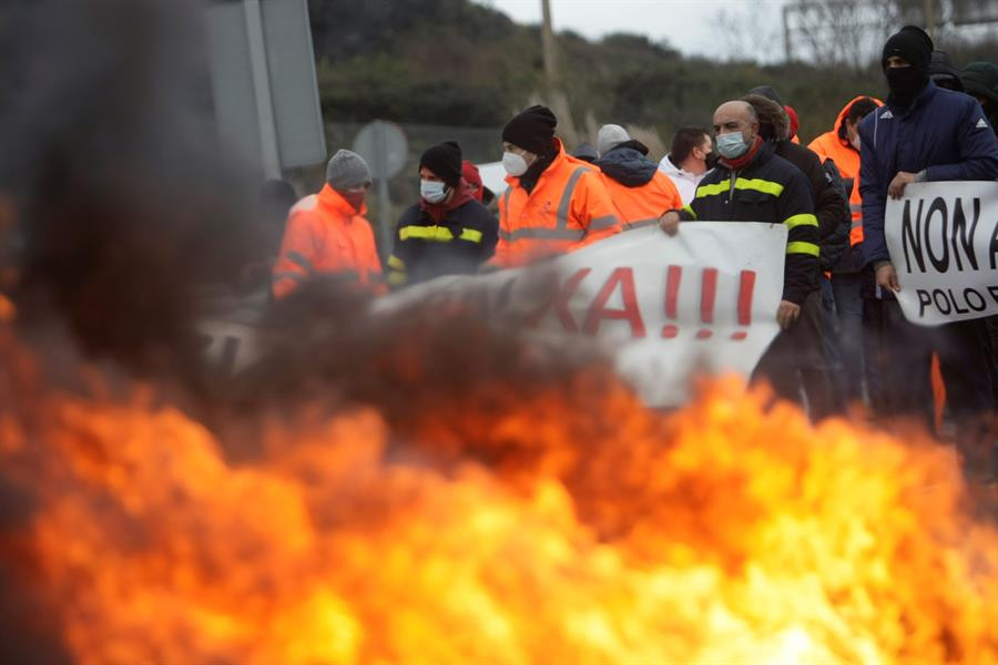 Trabajadores de Alu Ibérica en A Coruña reclaman la intervención de la fábrica en una nueva jornada de protestas