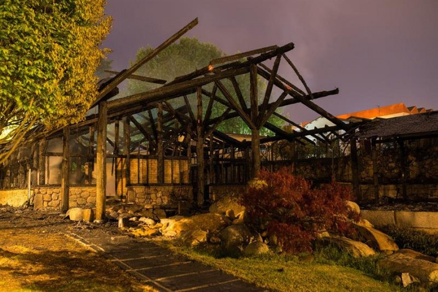 El fuego destruye las termas de A Chavasqueira en Ourense