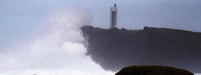Una ola arrastra a tres miembros de una familia en el faro de Valdoviño