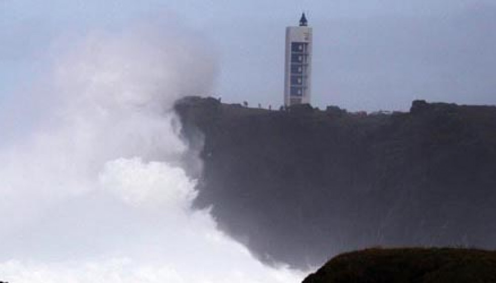 Una ola arrastra a tres miembros de una familia en el faro de Valdoviño