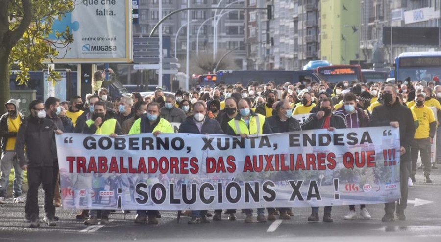 Las protestas del sector de la limpieza y de Endesa, Gamesa y Alu Ibérica colapsan la ciudad