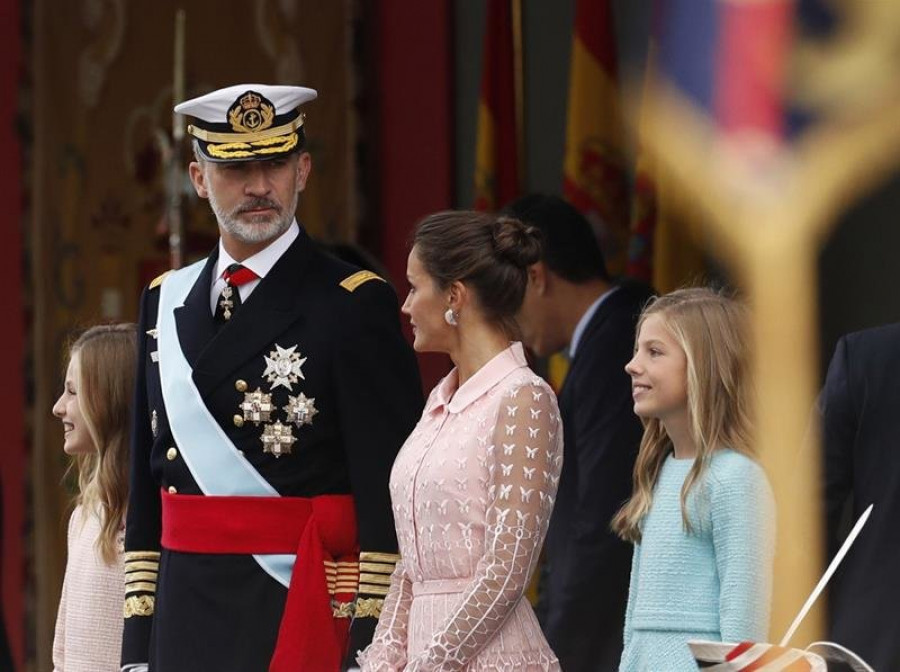 Calurosa acogida a los reyes en el desfile de la Fiesta Nacional y abucheos a Pedro Sánchez