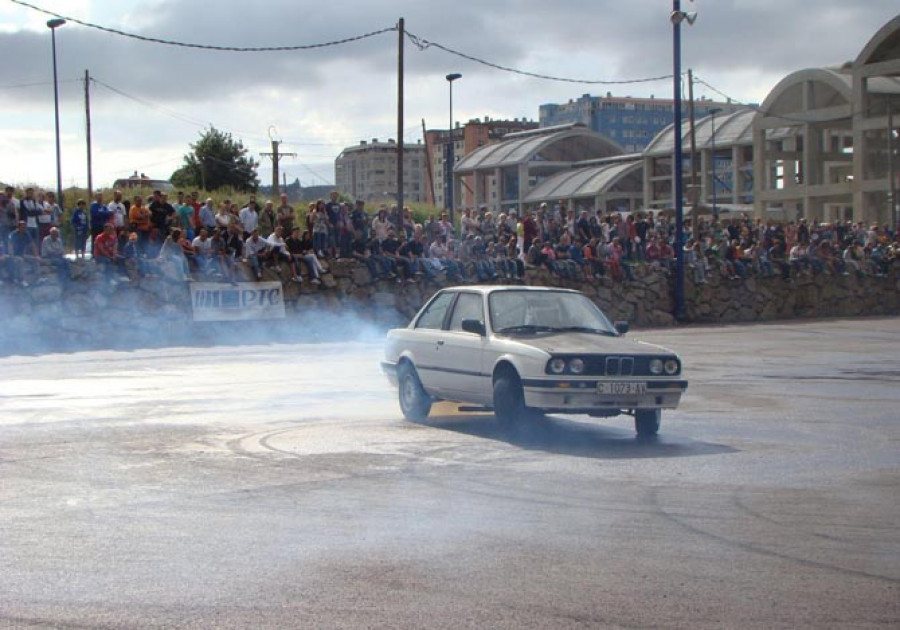 Centenares de personas acudieron a la muestra de coches clásicos de O Burgo