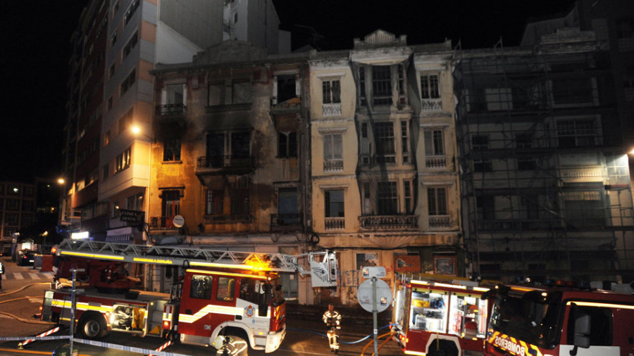 Un incendio en un edificio abandonado de la calle Monforte obliga a desalojar a los vecinos colindantes