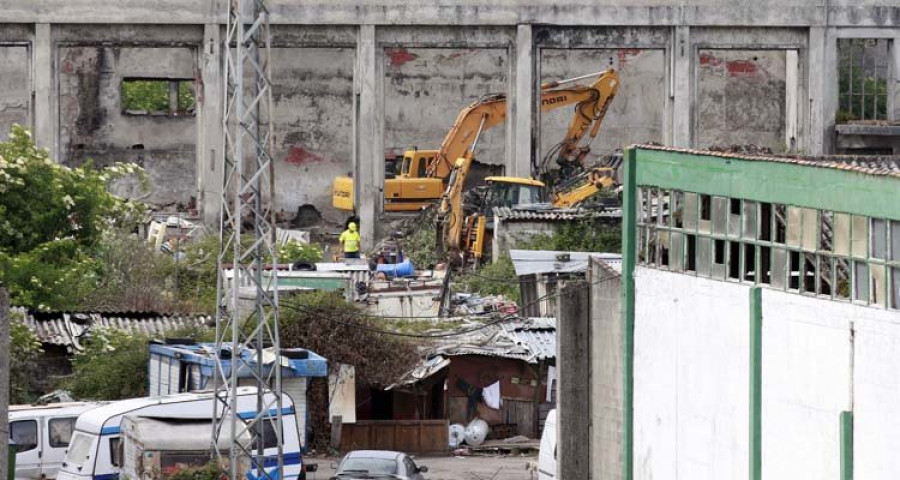 Comienza la demolición de la nave de la Toja, un proceso que durará alrededor de tres semanas