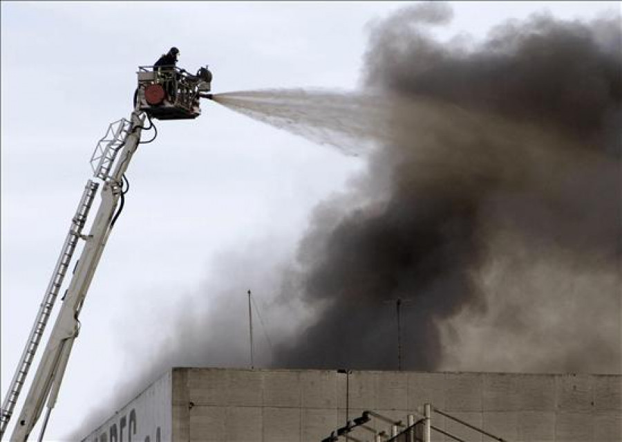 Extinguido el incendio en la fábrica de Ence en Pontevedra