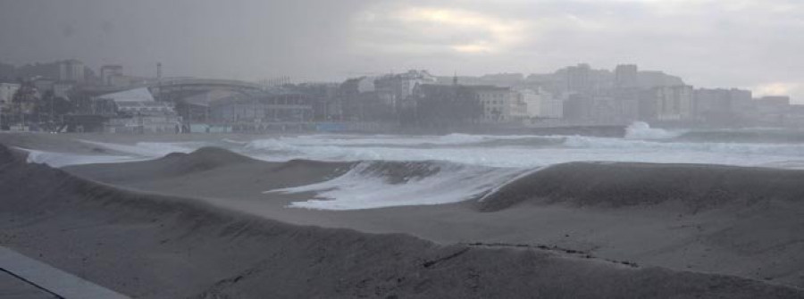 A Coruña activa un dispositivo de seguridad en toda la costa por el temporal