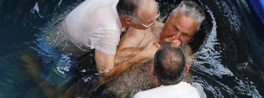 Los Testigos de Jehová celebraron  el bautismo de 42 nuevos discípulos