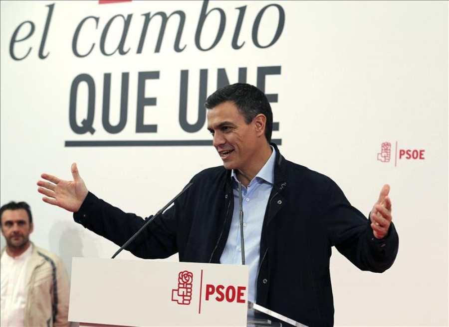 Sánchez: Rajoy y Mas han bailado mejilla con mejilla para aprobar los recortes