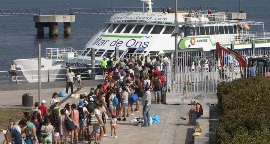 La Xunta multa con casi un millón de euros a las cuatro navieras que tienen la concesión de las Cíes