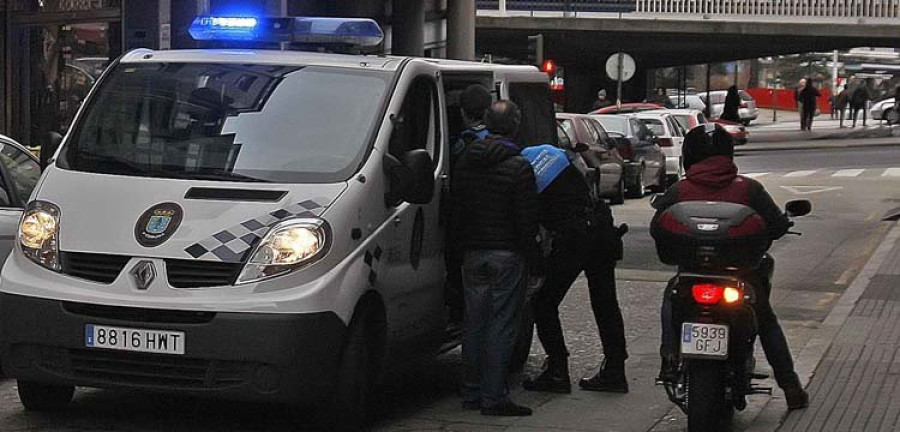 Agrede a su pareja en A Coruña y la deja tirada en plena calle