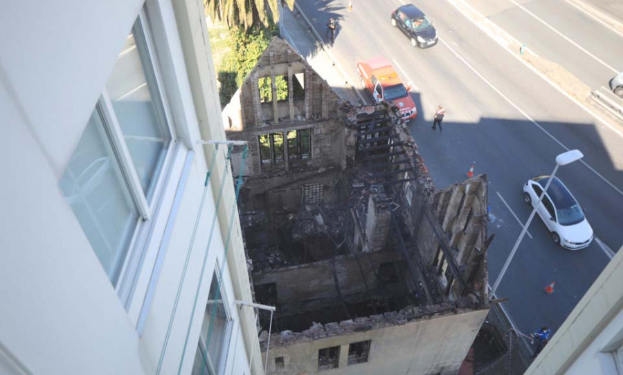 Oleiros estudiará si la Casa Carnicero se puede rehabilitar tras el incendio