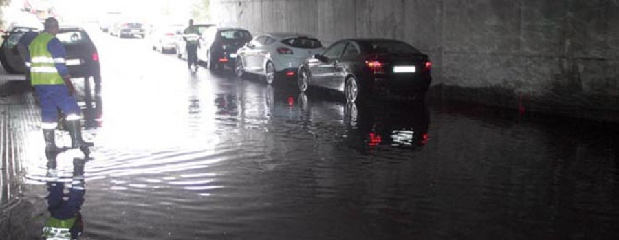 La intensa lluvia inunda el túnel del Materno y obliga a cortarlo al tráfico