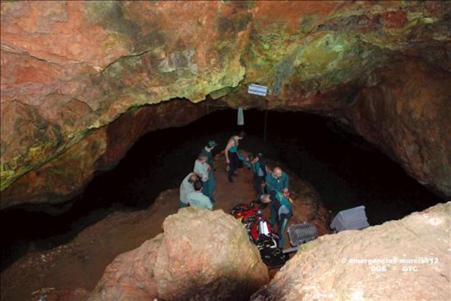 La Guardia Civil rescata el cadáver del submarinista atrapado en una cueva