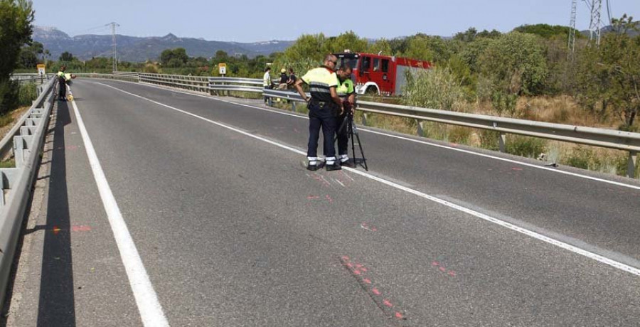 Muere una persona tras salirse de la vía en Touro