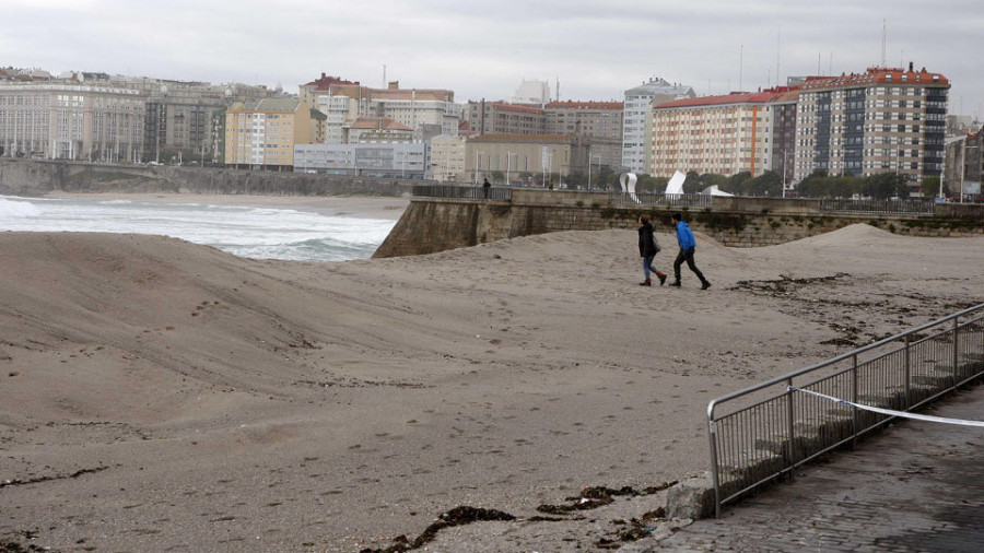 La primera alerta roja de la temporada obligará a cortar la acera del Paseo Marítimo por la tarde