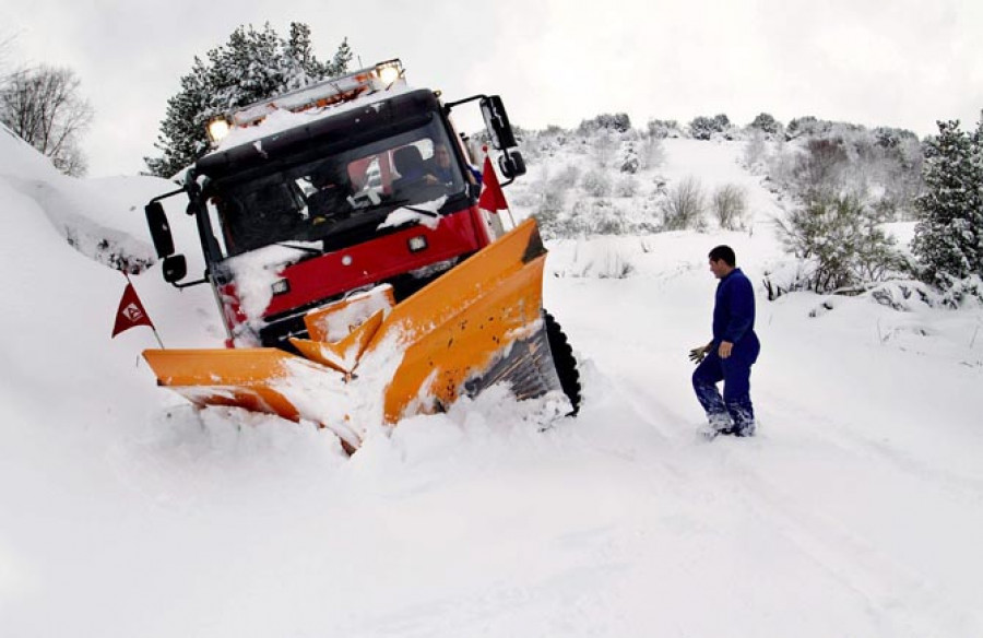 Rescatan a una familia coruñesa que quedó atrapada por la nieve en Pedrafita