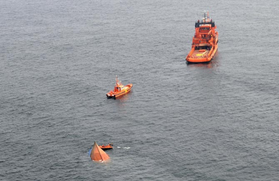 Rescatados cinco tripulantes de un pesquero embarrancado frente a Ribadeo