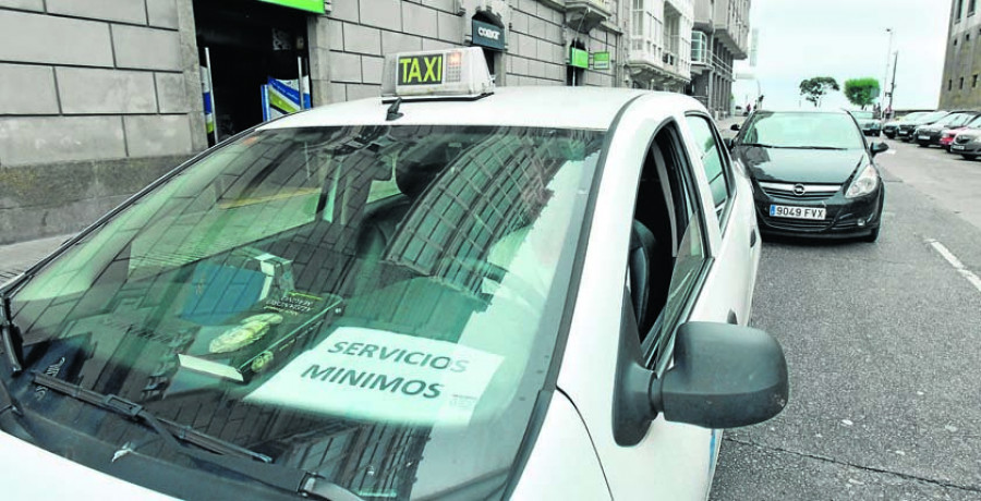 La huelga reduce a un centenar el número de taxis disponibles hasta medianoche