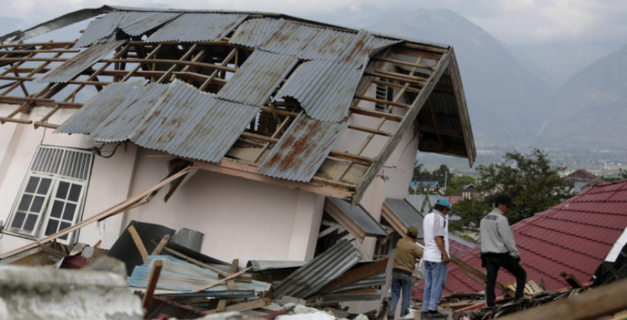 Encuentran vivos a 31 menores atrapados en dos colegios tras el terremoto y el tsunami en Indonesia