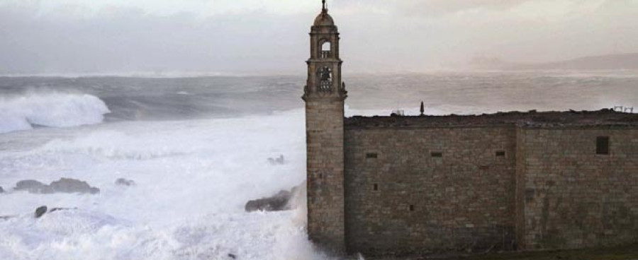 El temporal se ceba con el santuario de Muxía incendiado en las navidades