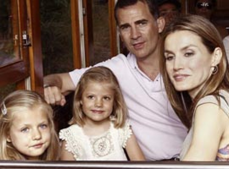 Los príncipes van de excursión con  sus hijas en el tren turístico de Sóller