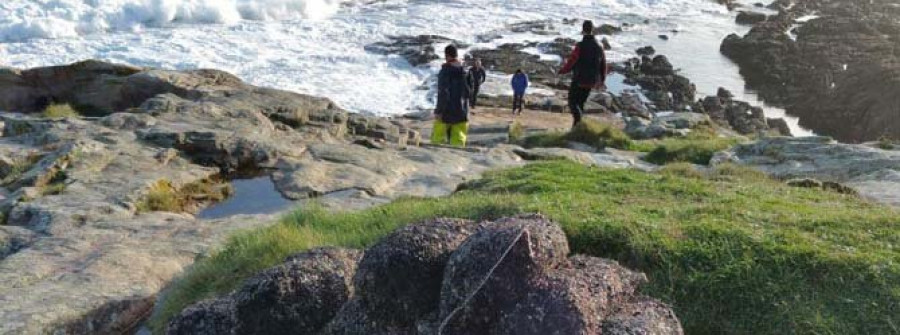 Los percebeiros denuncian que los bateeiros esquilman de marisco las rocas