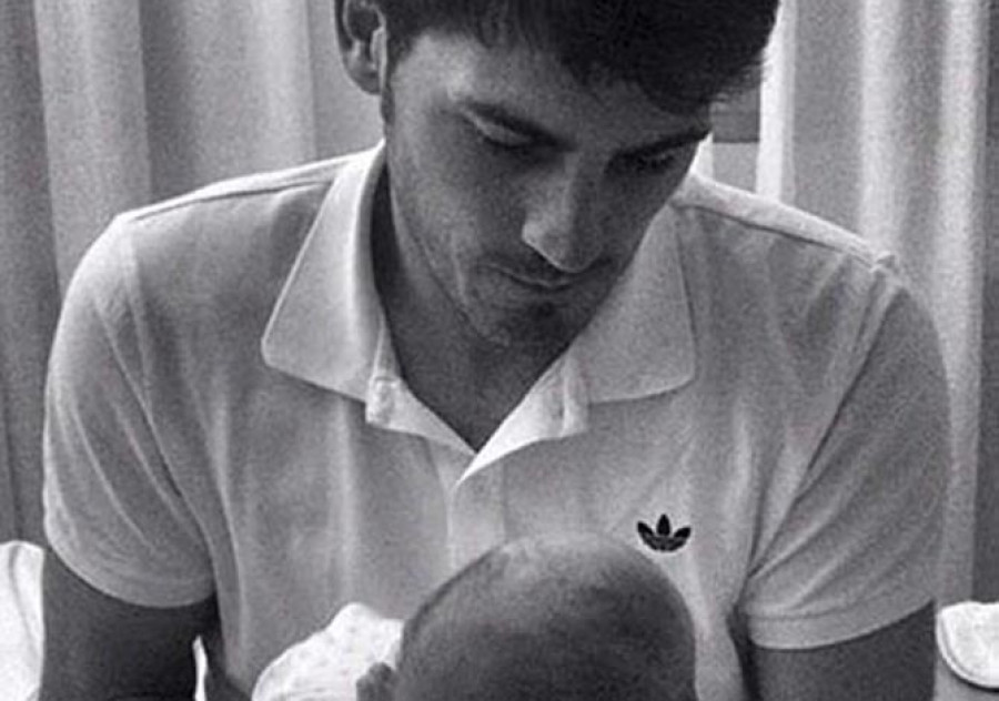 Casillas posa con su hijo, "bienvenido a mi mundo, Martín"