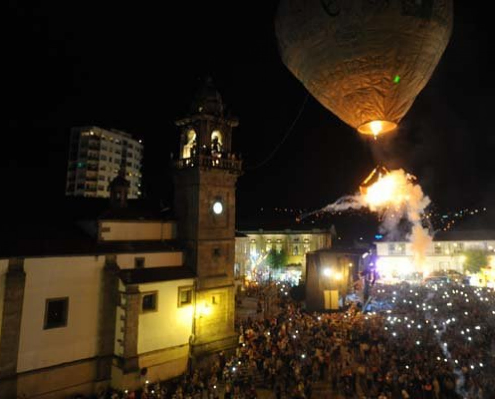Betanzos volvió a tocar el cielo al “volar” con emoción el Globo de San Roque 138