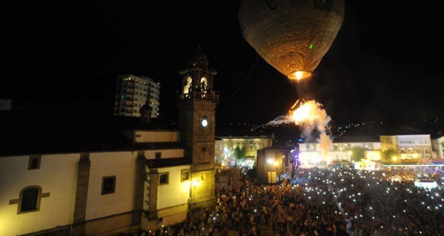 Betanzos volvió a tocar el cielo al “volar” con emoción el Globo de San Roque 138