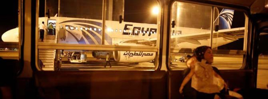 Egipto confirma el hallazgo de restos humanos en la búsqueda del avión