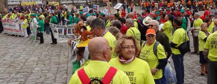 Cientos de afectados por preferentes toman Sanxenxo para exigir sus ahorros