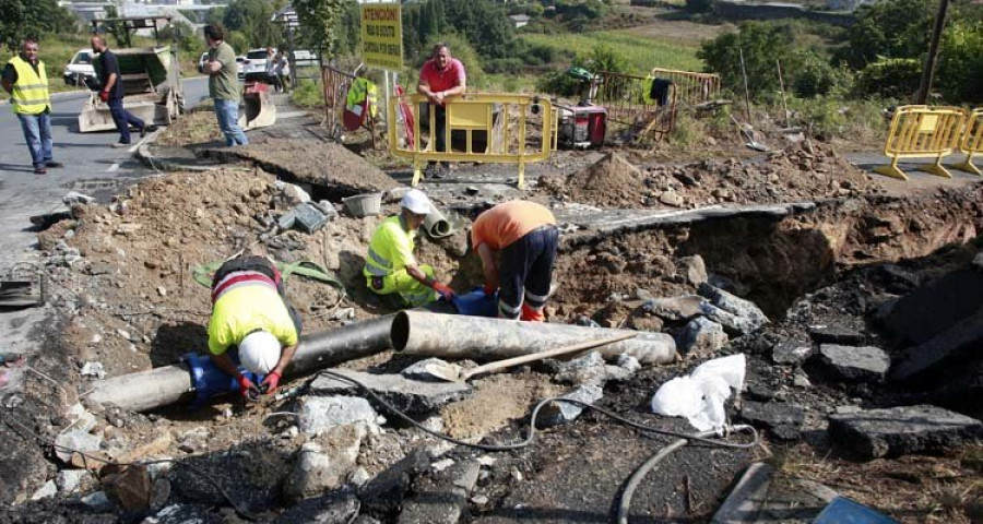 La rotura de una tubería en unas obras deja sin agua a 4.000 clientes