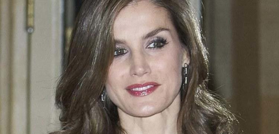 Doña Letizia apuesta por el cuero para una entrega de premios