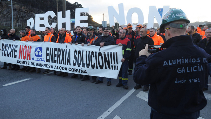 Los trabajadores de Alcoa empiezan una huelga de 24 horas y hoy se desplazan a San Cibrao para protestar