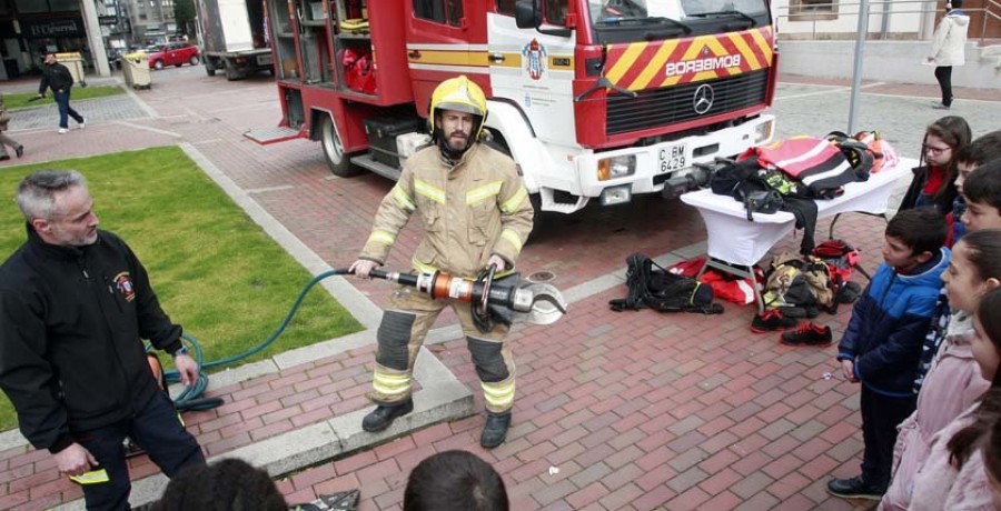 Los bomberos presentan los cuatro nuevos vehículos  que utilizarán en  sus intervenciones