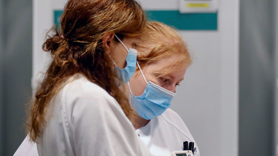 Bajan los positivos diarios en Galicia pero aumenta la presión sobre los hospitales