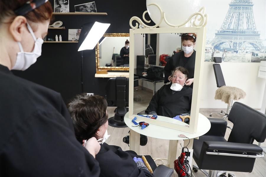 Las peluquerías gallegas retoman su actividad con listas de espera de varios días y menos personal