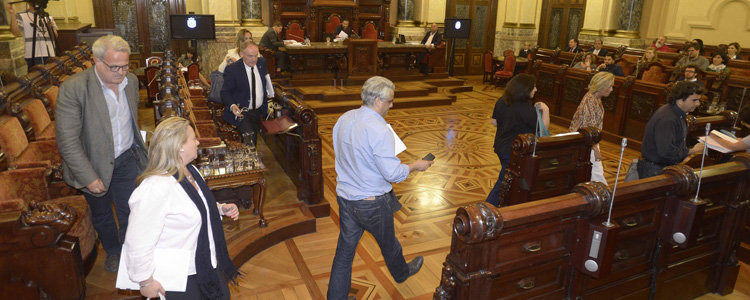 El PP deja el pleno tras la negativa de Ferreiro de cumplir todas las mociones