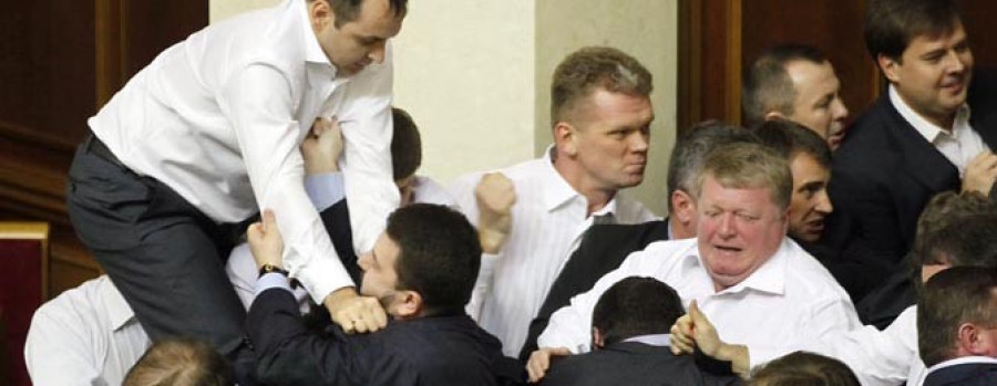 El Parlamento de Ucrania reelige presidente a Azarov después de una pelea multitudinaria entre diputados