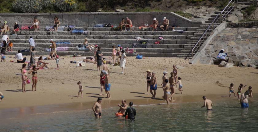 La jornada de sol y calor permitió a los coruñeses disfrutar de los arenales