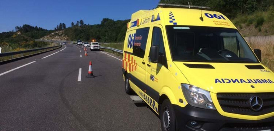 Heridas dos personas en un accidente tras salirse de la carretera por el hielo en Arteixo