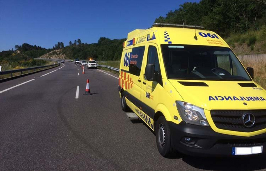 Herido el conductor de un turismo tras salirse de la vía en Val do Dubra
