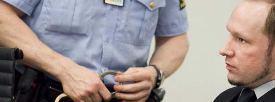 El hermano de una víctima lanza un zapato contra Breivik y le grita “asesino”