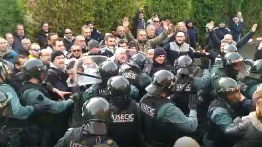 La Guardia Civil carga en Teixeiro contra el piquete que bloqueaba los servicios mínimos