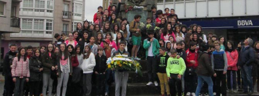 Estudiantes de Carral y Cacheiras rinden un homenaje a los mártires en el Panteón