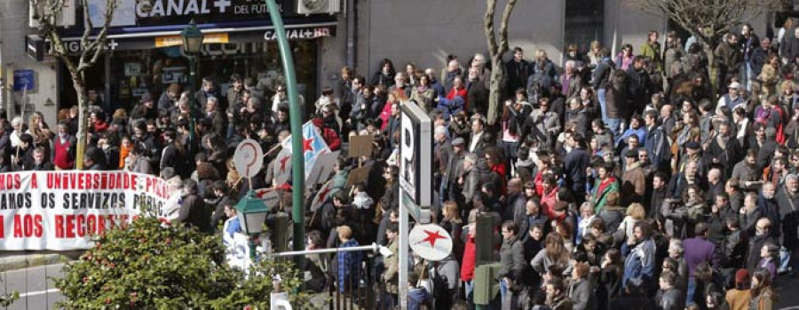 La protesta universitaria se une a la de los funcionarios a las puertas de O Hórreo