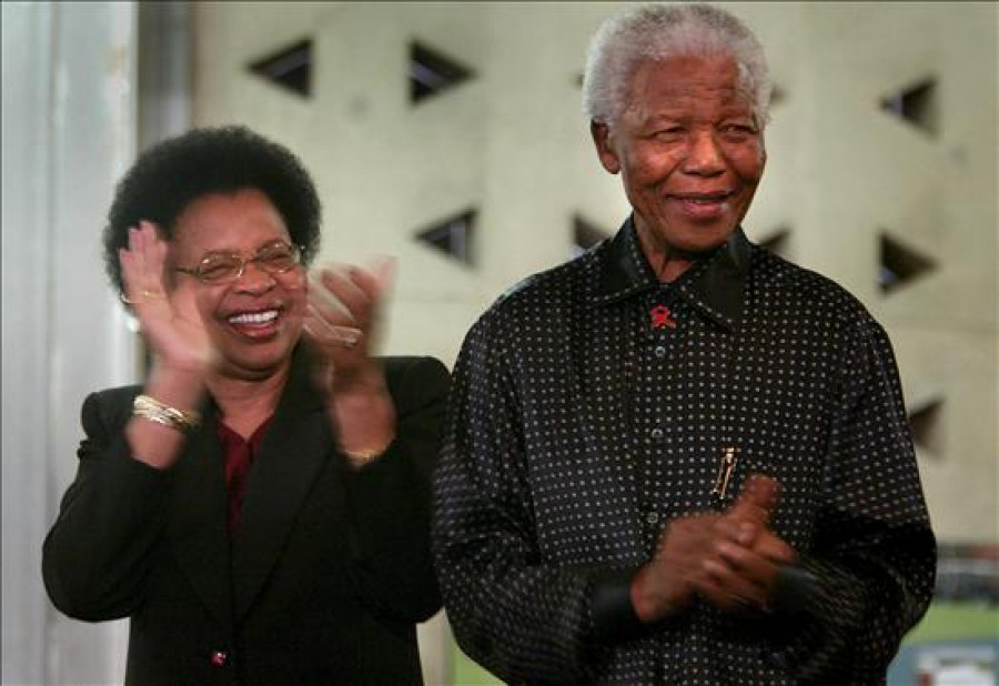 Mandela sigue en estado "crítico" y a veces "inestable"