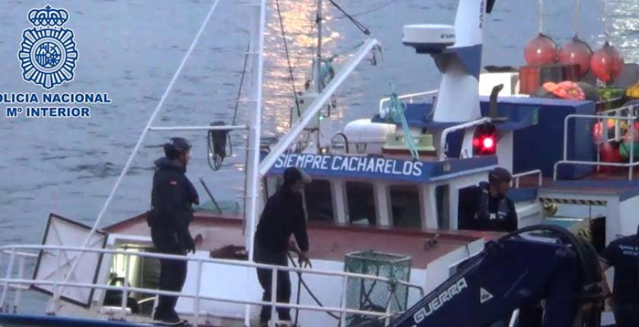 La macrorredada intercepta un segundo barco con tres tripulantes que salió a altamar a recoger la cocaína